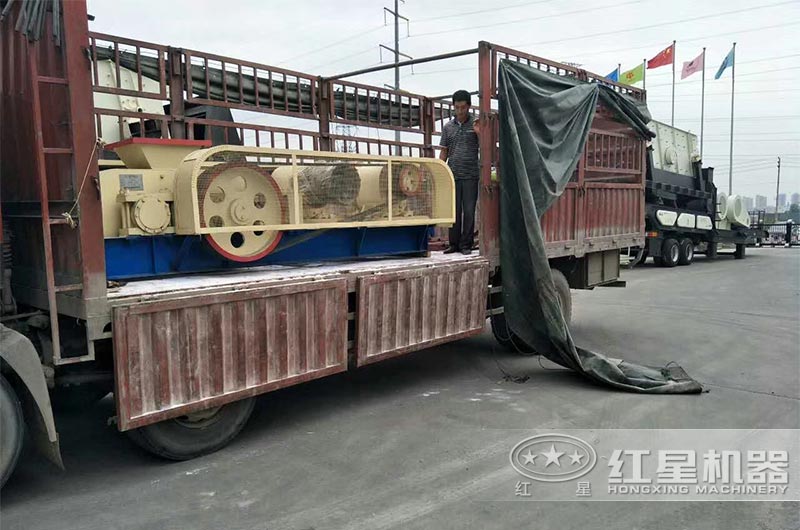 小型對輥制砂機發貨 小型對輥制砂機發貨