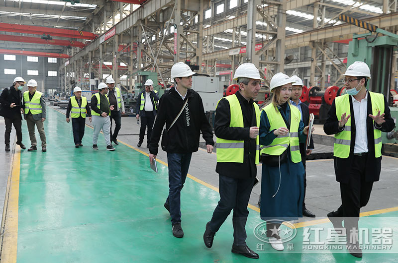 客戶一行來廠考察碎石制砂機設備 客戶一行來廠考察碎石制砂機設備