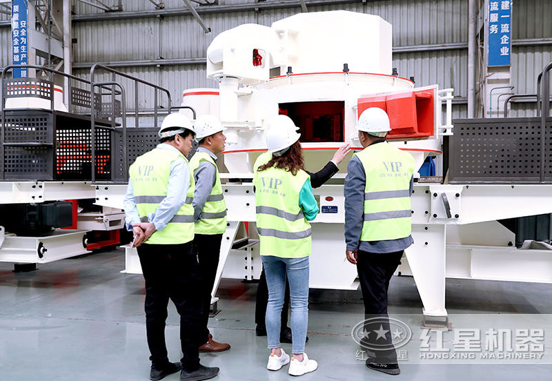 客戶來車間參觀，專業經理接待講解